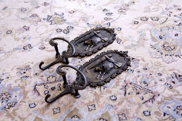 Изящные винтажные крючки с изображением корриды