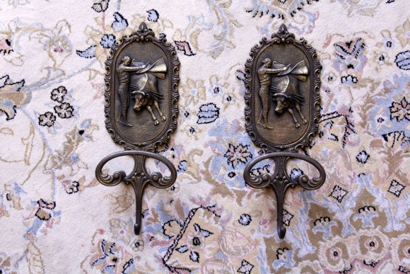 Изящные винтажные крючки с изображением корриды