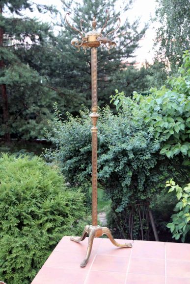 Великолепная латунная напольная вешалка 