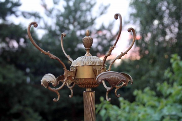 Великолепная латунная напольная вешалка 