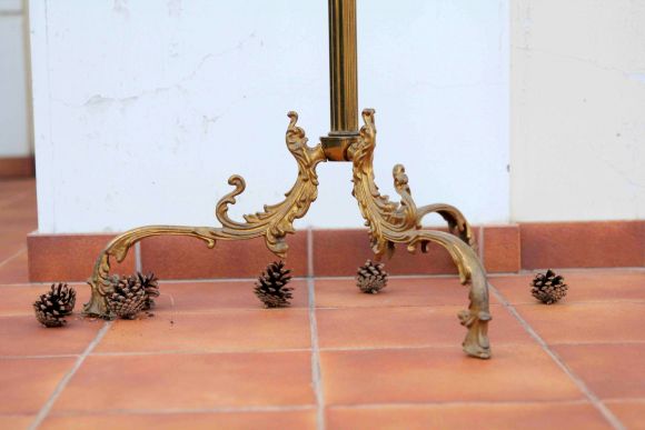 Восхитительная напольная вешалка из латуни