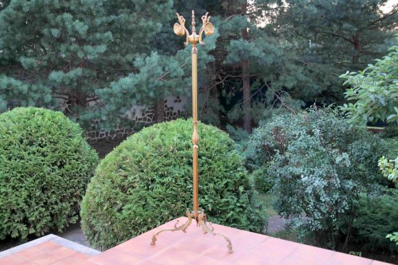 Восхитительная напольная вешалка из латуни