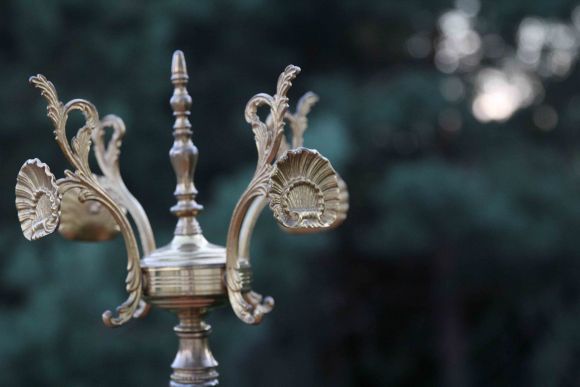 Восхитительная напольная вешалка из латуни