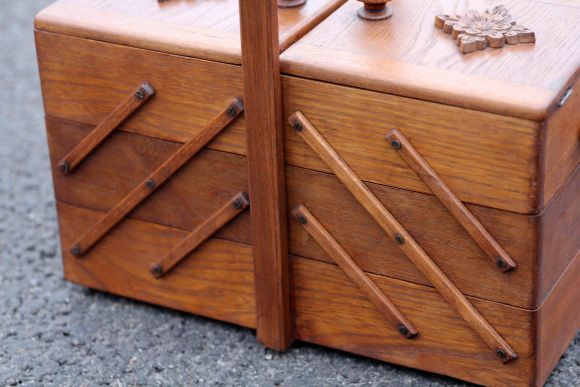  Деревянный сундук для рукоделия и важных мелочей