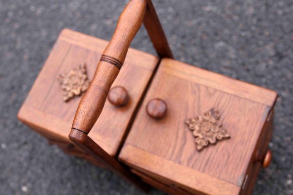  Деревянный сундук для рукоделия и важных мелочей