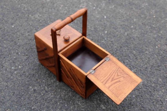  Деревянный сундук для рукоделия и важных мелочей