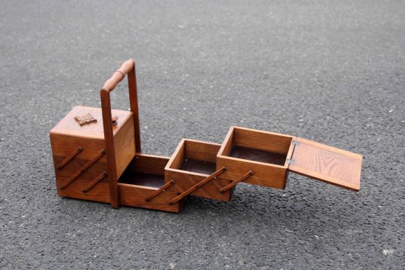  Деревянный сундук для рукоделия и важных мелочей