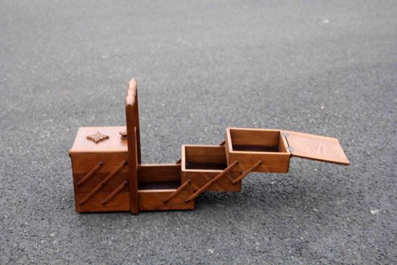  Деревянный сундук для рукоделия и важных мелочей