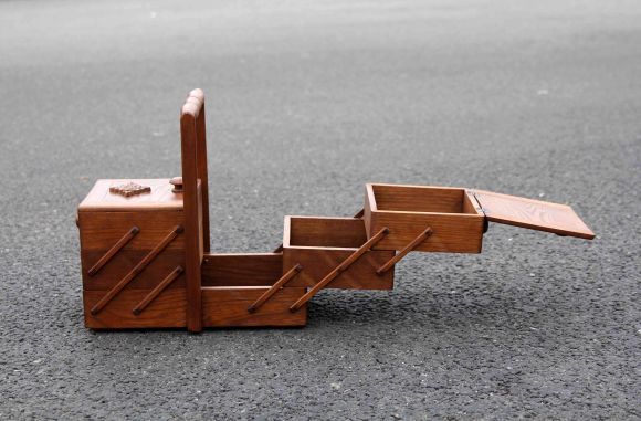  Деревянный сундук для рукоделия и важных мелочей