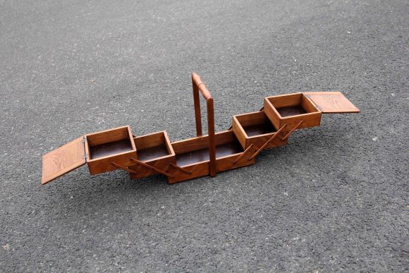  Деревянный сундук для рукоделия и важных мелочей