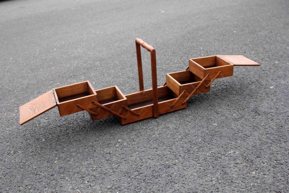  Деревянный сундук для рукоделия и важных мелочей