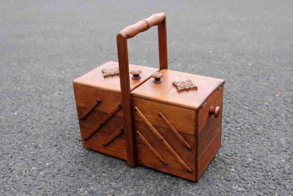  Деревянный сундук для рукоделия и важных мелочей