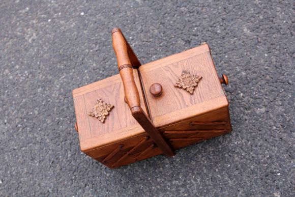  Деревянный сундук для рукоделия и важных мелочей