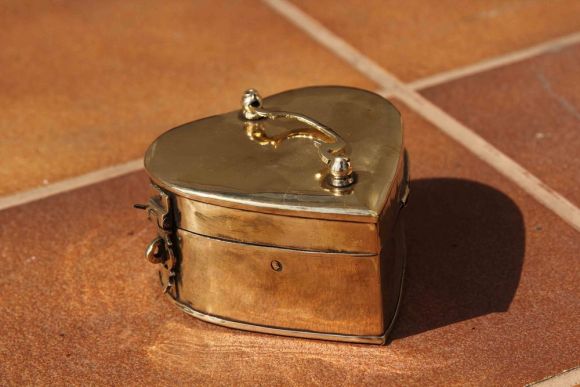 Латунная шкатулка в виде сердечка. Антикварная вещица