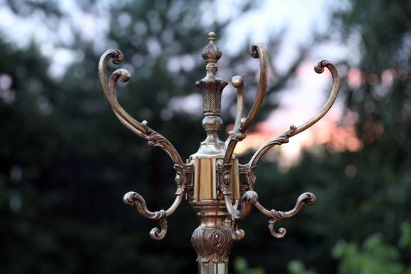 Шикарная богатая напольная вешалка из латуни