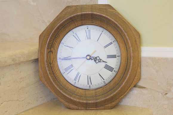 Винтажные настенные часы в раме из массива дуба. Европа 20 в.