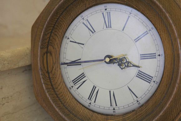 Винтажные настенные часы в раме из массива дуба. Европа 20 в.