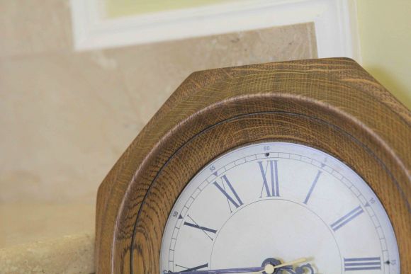 Винтажные настенные часы в раме из массива дуба. Европа 20 в.