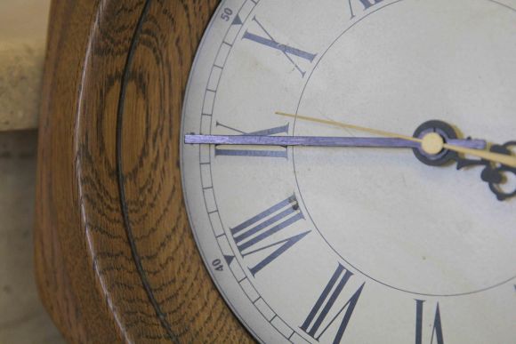 Винтажные настенные часы в раме из массива дуба. Европа 20 в.