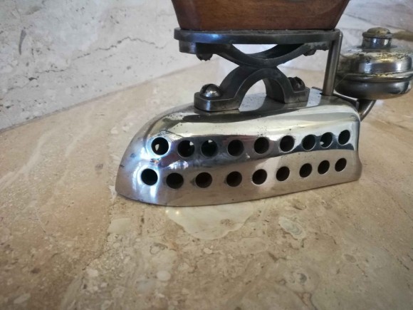 Старинный газовый утюг в идеальном состоянии