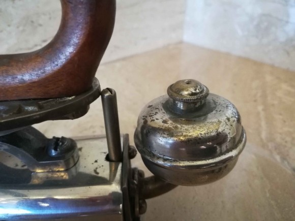 Старинный газовый утюг в идеальном состоянии