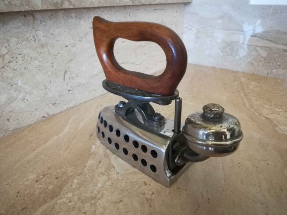 Старинный газовый утюг в идеальном состоянии