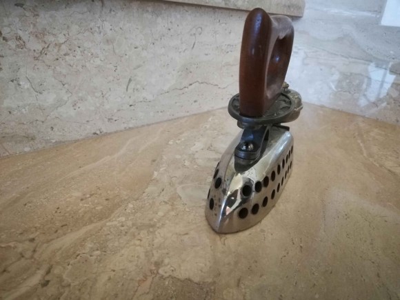 Старинный газовый утюг в идеальном состоянии