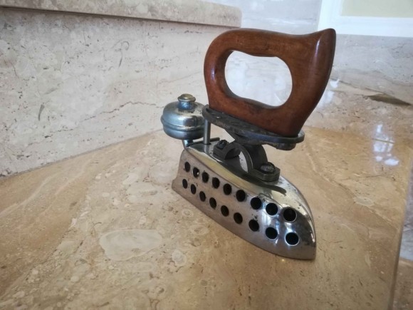 Старинный газовый утюг в идеальном состоянии