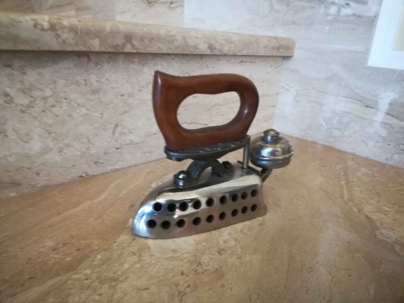 Старинный газовый утюг в идеальном состоянии