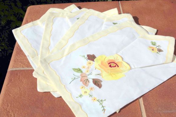 Очень красивые вышитые салфеточки. Европа. Середина 20 века