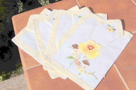 Очень красивые вышитые салфеточки. Европа. Середина 20 века