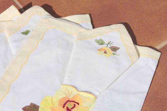 Очень красивые вышитые салфеточки. Европа. Середина 20 века