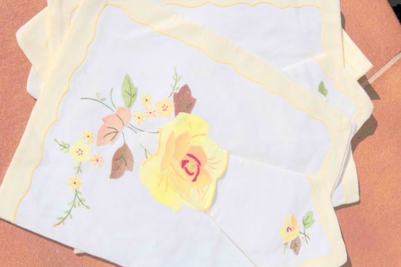 Очень красивые вышитые салфеточки. Европа. Середина 20 века