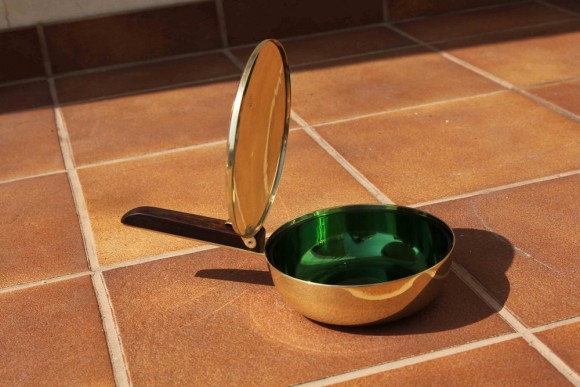 Сервировка стола. Винтажная латунная ёмкость с стекляной чашей.