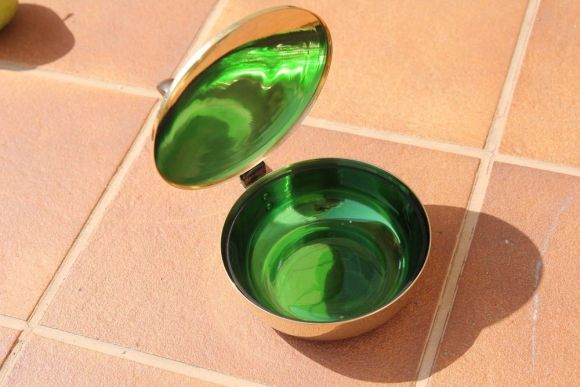 Сервировка стола. Винтажная латунная ёмкость с стекляной чашей.