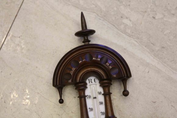 Старинный резной барометр и термометр. Рабочее состояние. Европа