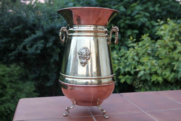 Элегантная зонтница из меди и латуни на ножках. Европа