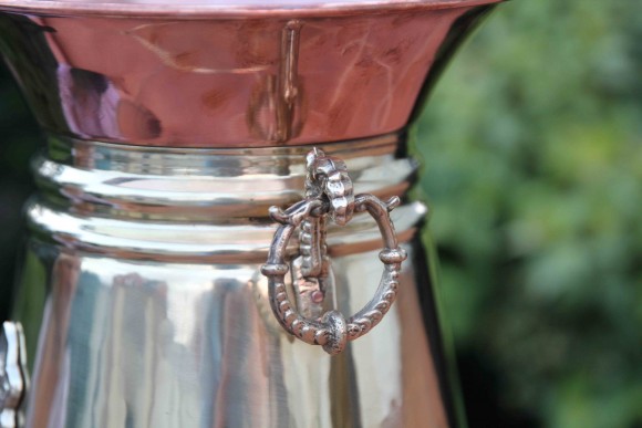 Элегантная зонтница из меди и латуни на ножках. Европа