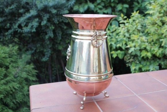 Элегантная зонтница из меди и латуни на ножках. Европа