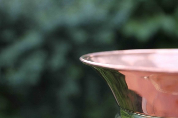 Элегантная зонтница из меди и латуни на ножках. Европа