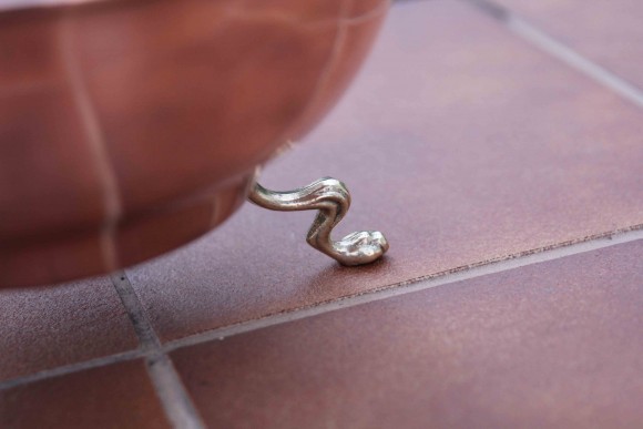 Элегантная зонтница из меди и латуни на ножках. Европа