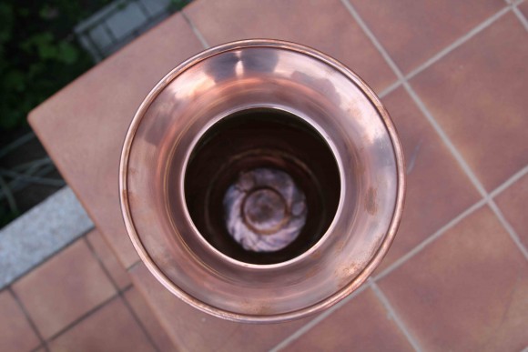 Элегантная зонтница из меди и латуни на ножках. Европа