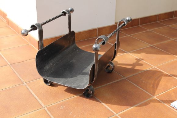 Винтажная дровница из металла