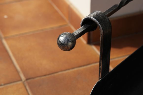 Винтажная дровница из металла