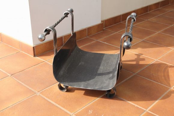 Винтажная дровница из металла