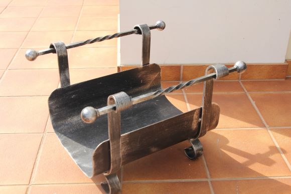 Винтажная дровница из металла