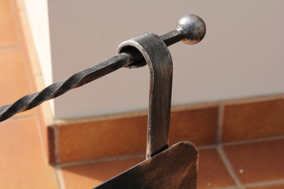 Винтажная дровница из металла