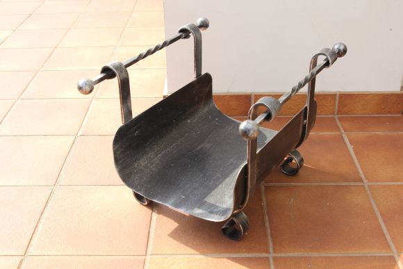 Винтажная дровница из металла