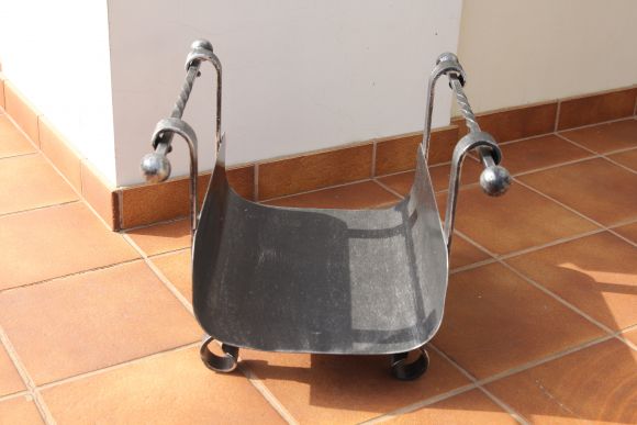 Винтажная дровница из металла