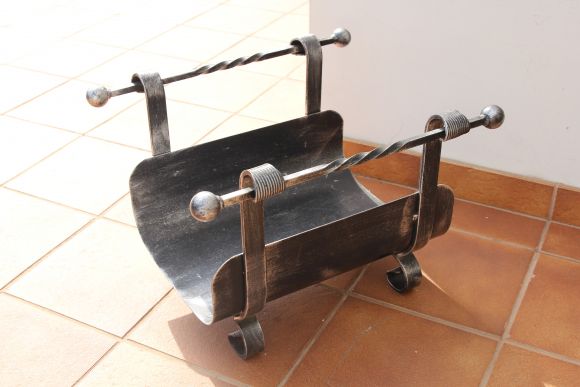 Винтажная дровница из металла